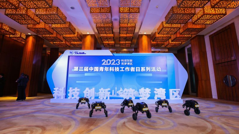 以某成都电子制造企业为例，该企业在智能化改造过程中，采用了以下策略：